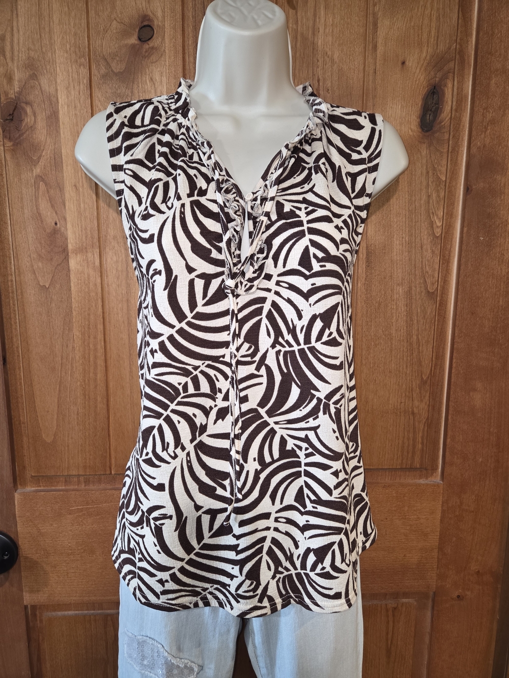 MELLODAY Cream and Brown Sleeveless Ruffle V-Neck Tank